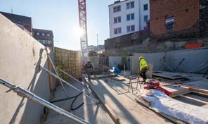 bauarbeiten auf zenz-massivhaus baustelle in mayen 